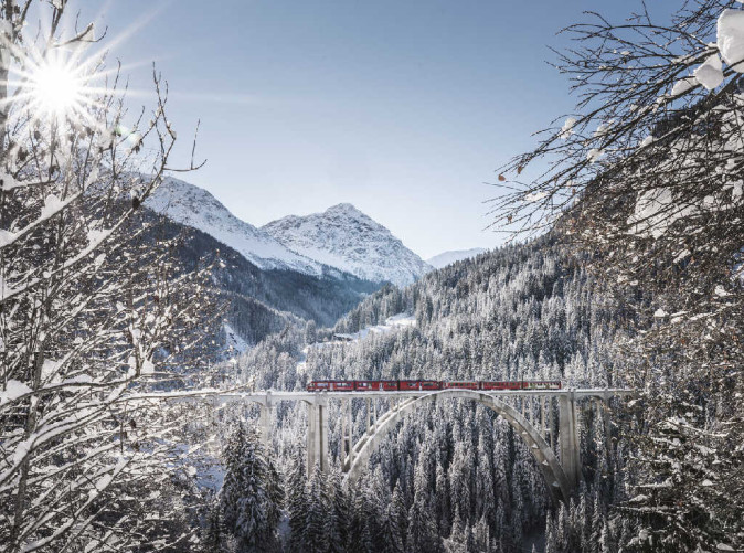 0025_Regionalzug auf dem Langwieserviadukt_2_Schoene Aussichten Touristik